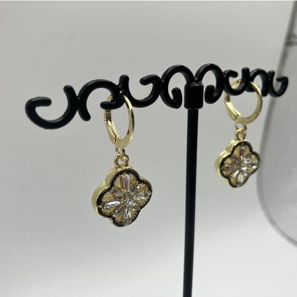 NWOT! 4 Leaf Clover Crystal Gold-Tone Dangle 1 1/8" Earrings! - Picture 2 of 8
